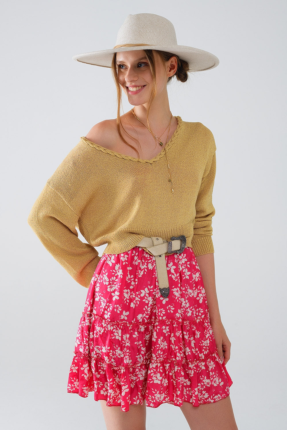 Camisola leve com decote em V largo e pormenores entrançados em dourado