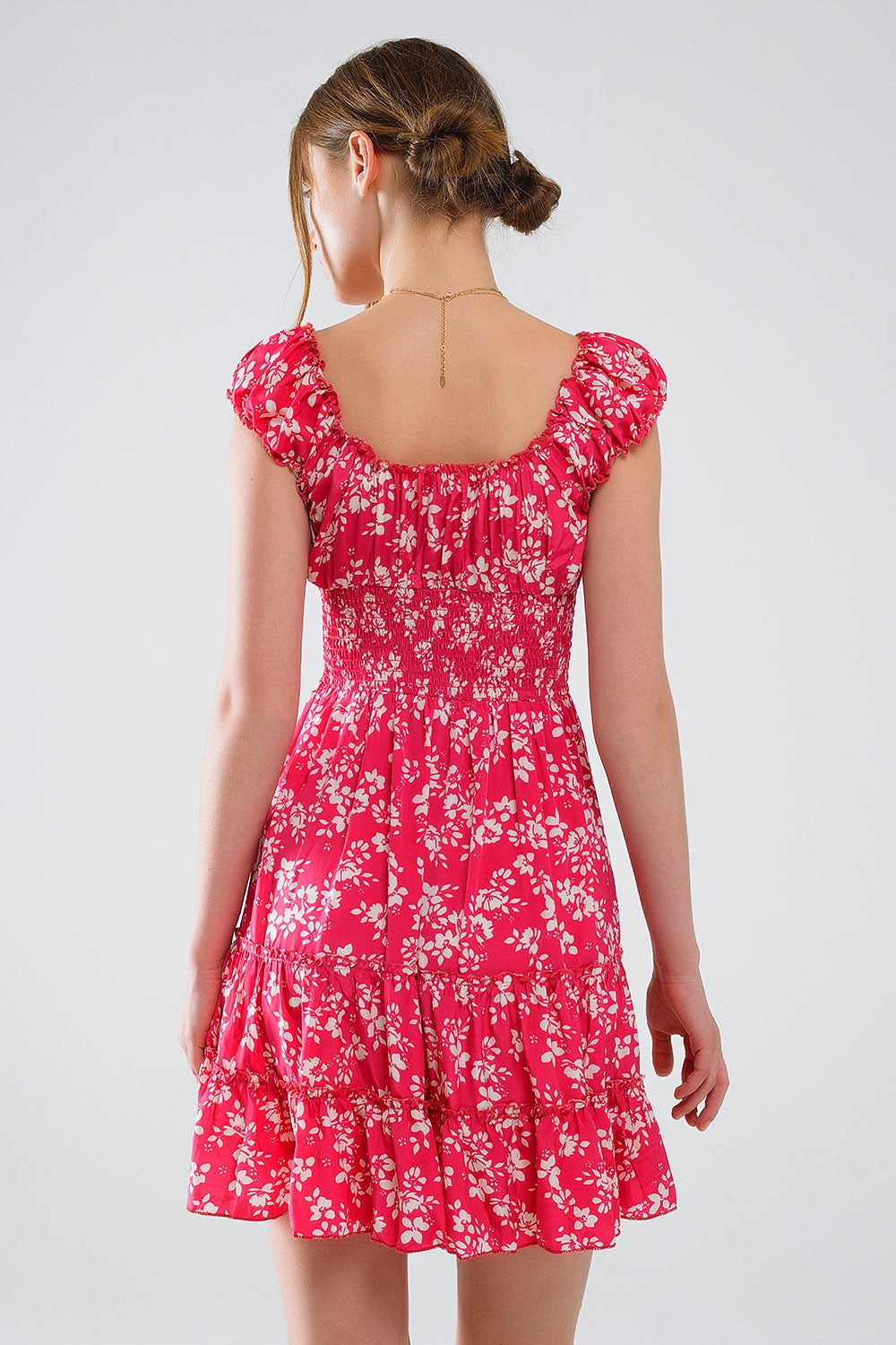 Vestido curto vermelho com estampado floral branco e cintura elástica