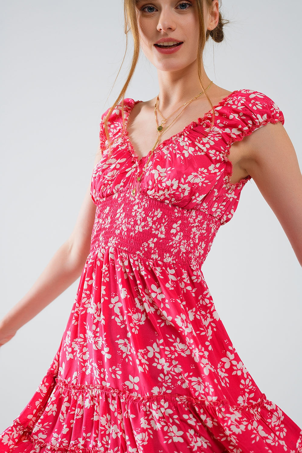 Vestido curto vermelho com estampado floral branco e cintura elástica