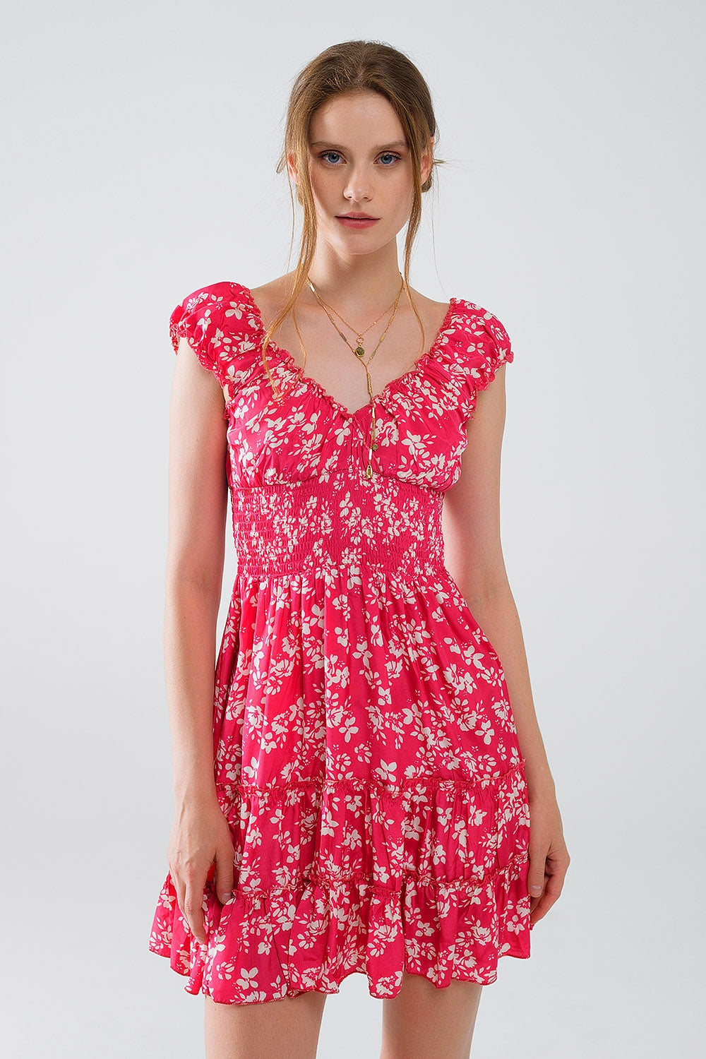 Vestido curto vermelho com estampado floral branco e cintura elástica