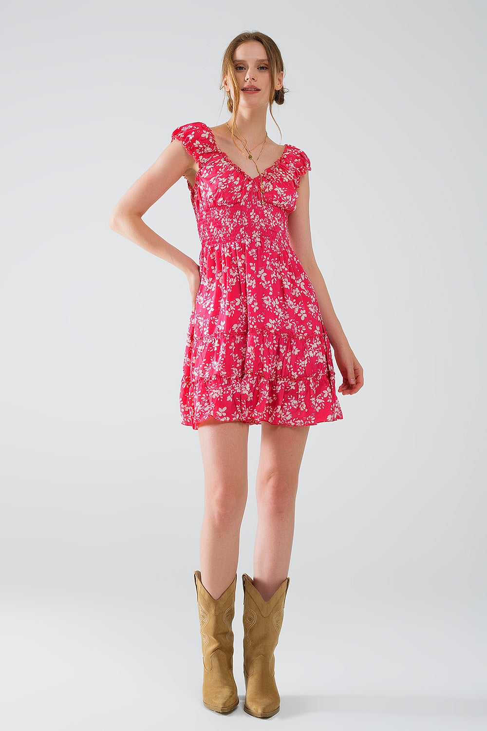 Vestido curto vermelho com estampado floral branco e cintura elástica