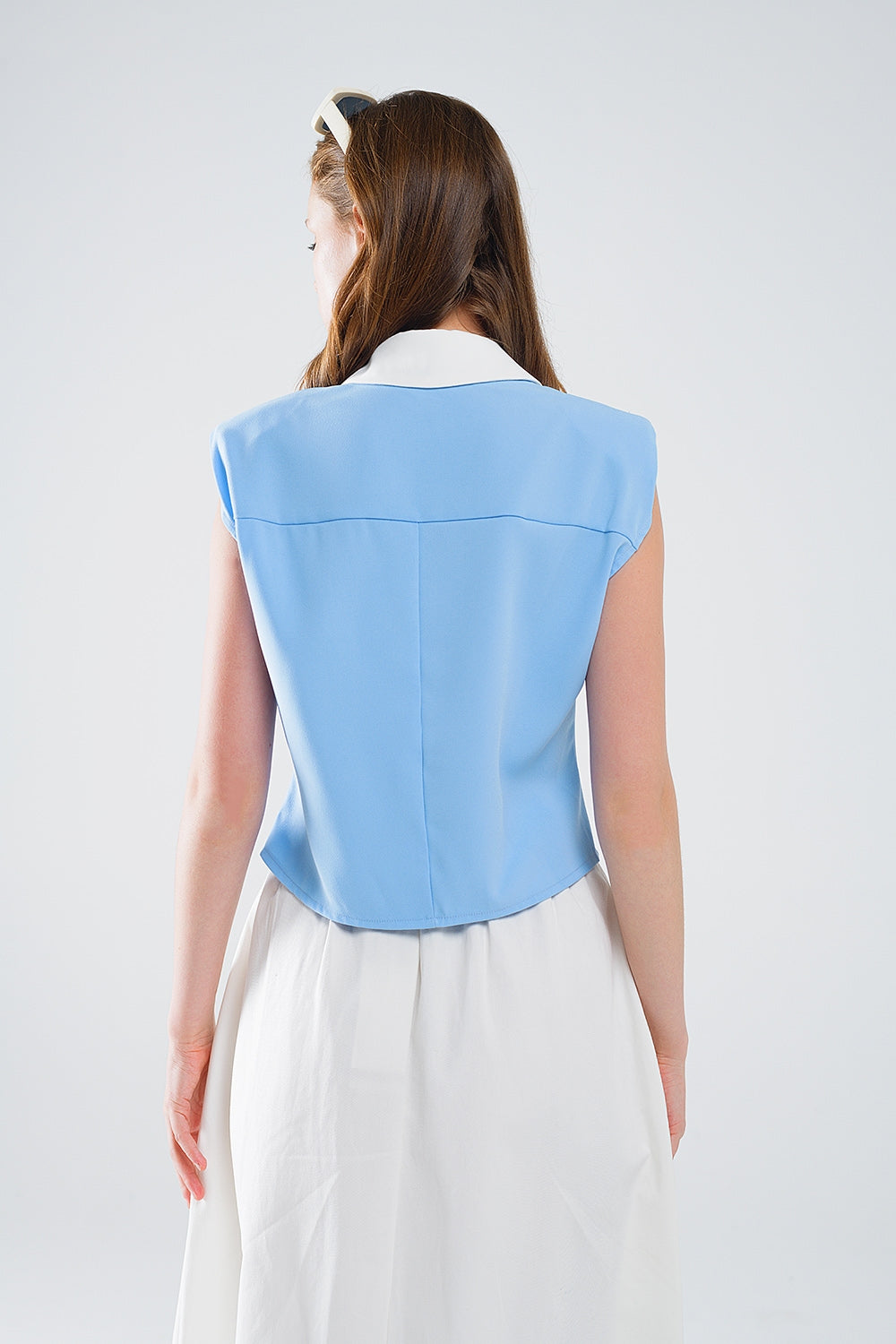 Camisa azul com costuras brancas e fecho de botões