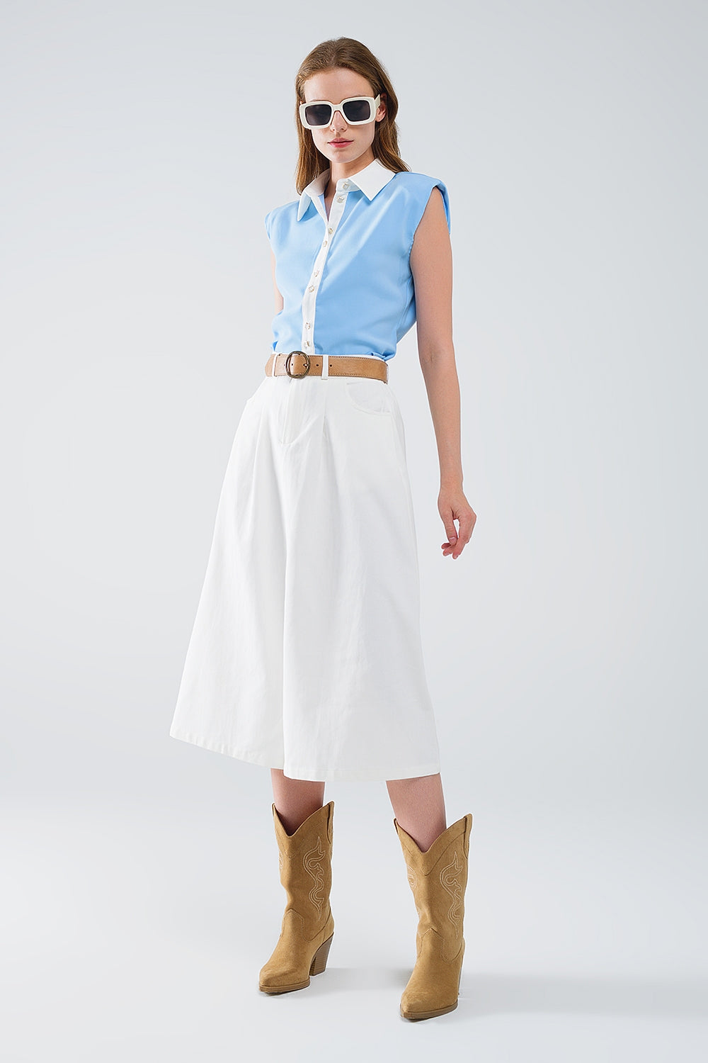 Camisa azul com costuras brancas e fecho de botões
