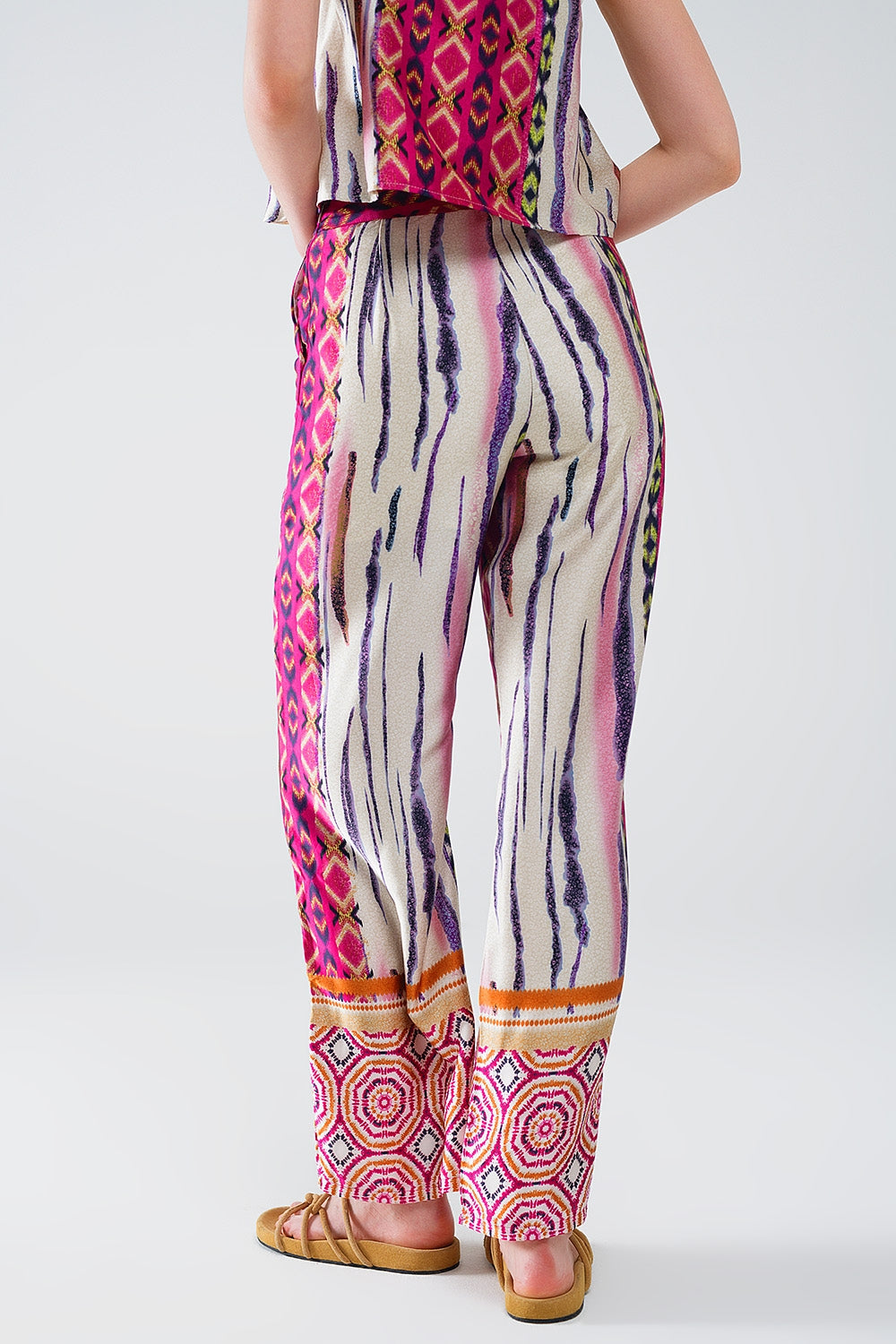 Calças de perna larga com estampado abstrato em multicolor