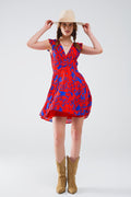Vestido curto em vermelho com estampado floral azul e decote em V