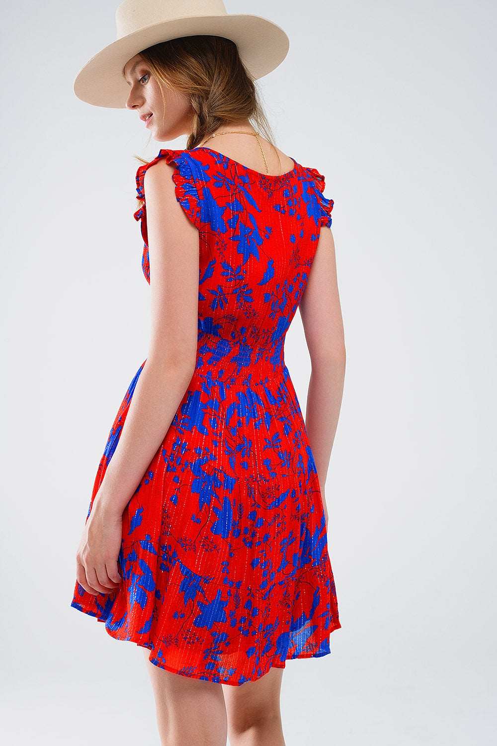 Vestido curto em vermelho com estampado floral azul e decote em V