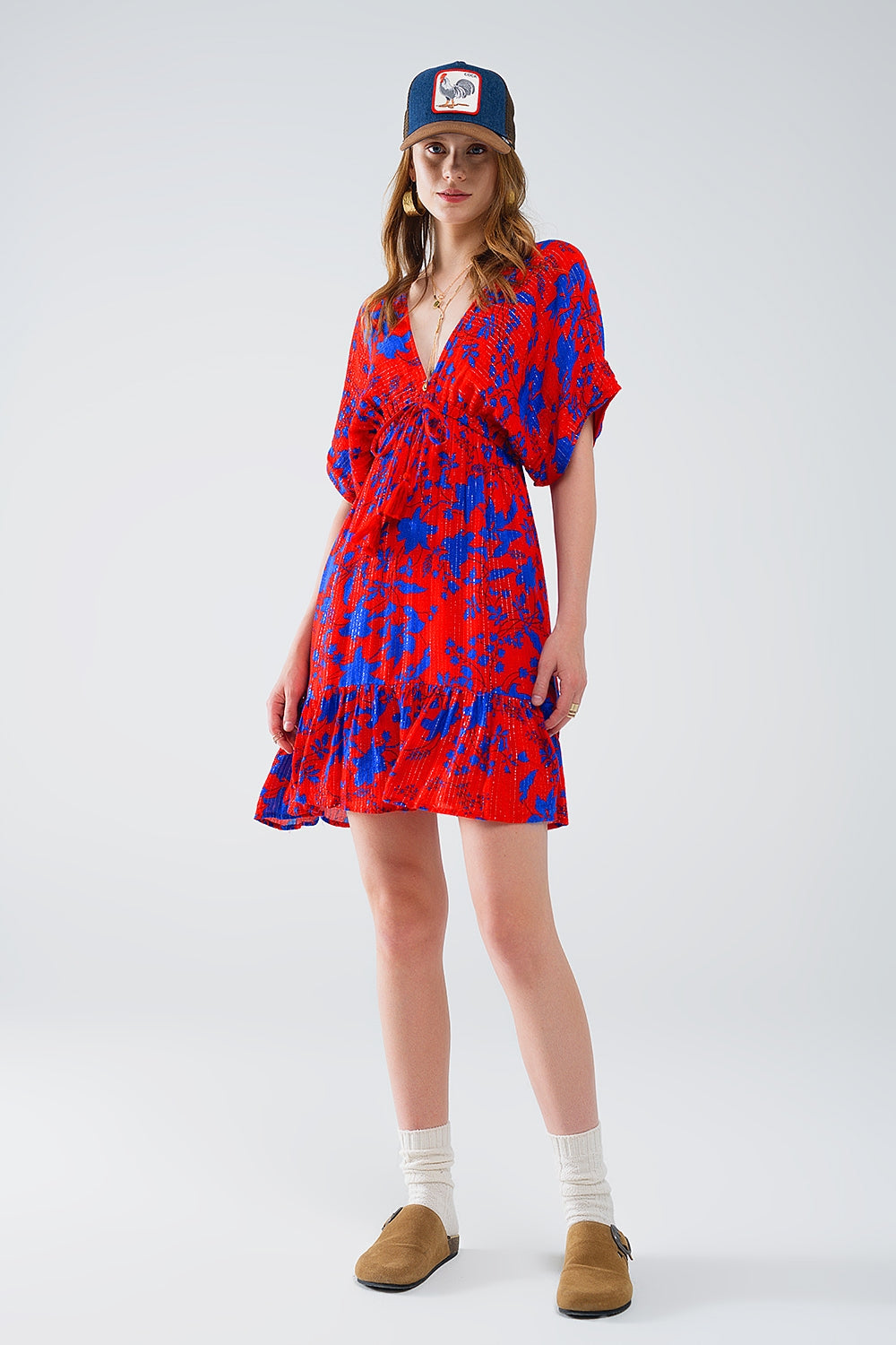 Vestido curto e fluido em vermelho com estampado floral azul