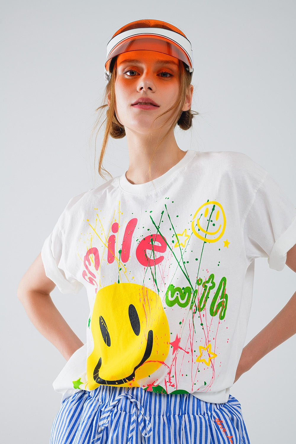 Camiseta gráfica com texto Smile with me em branco