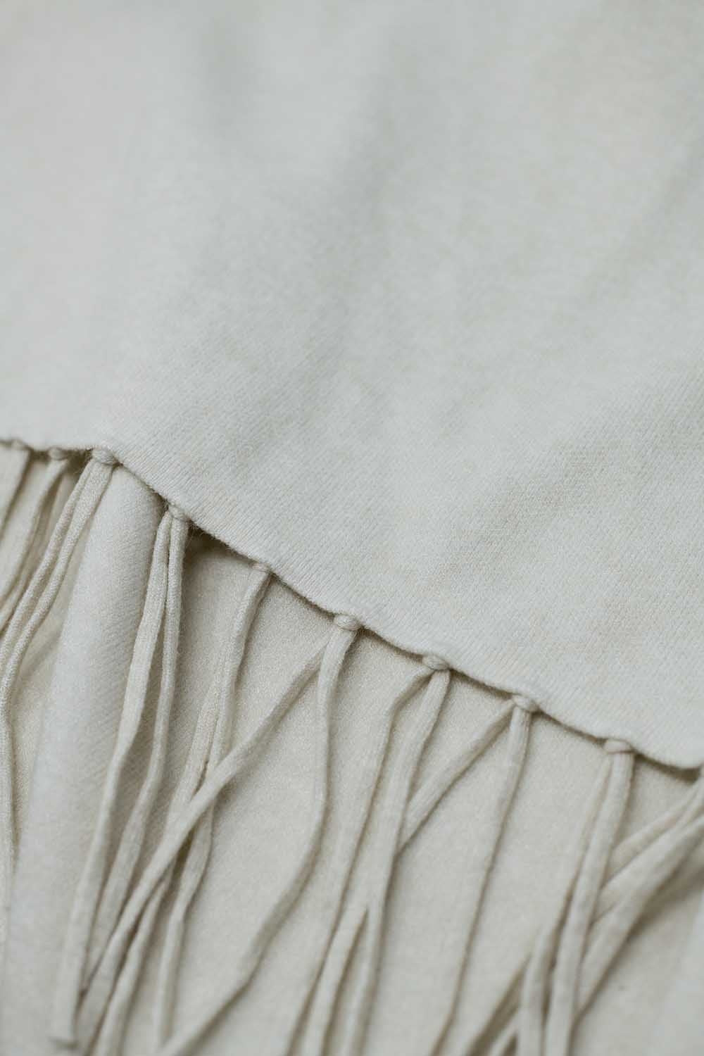Poncho de malha macia em bege com franjas