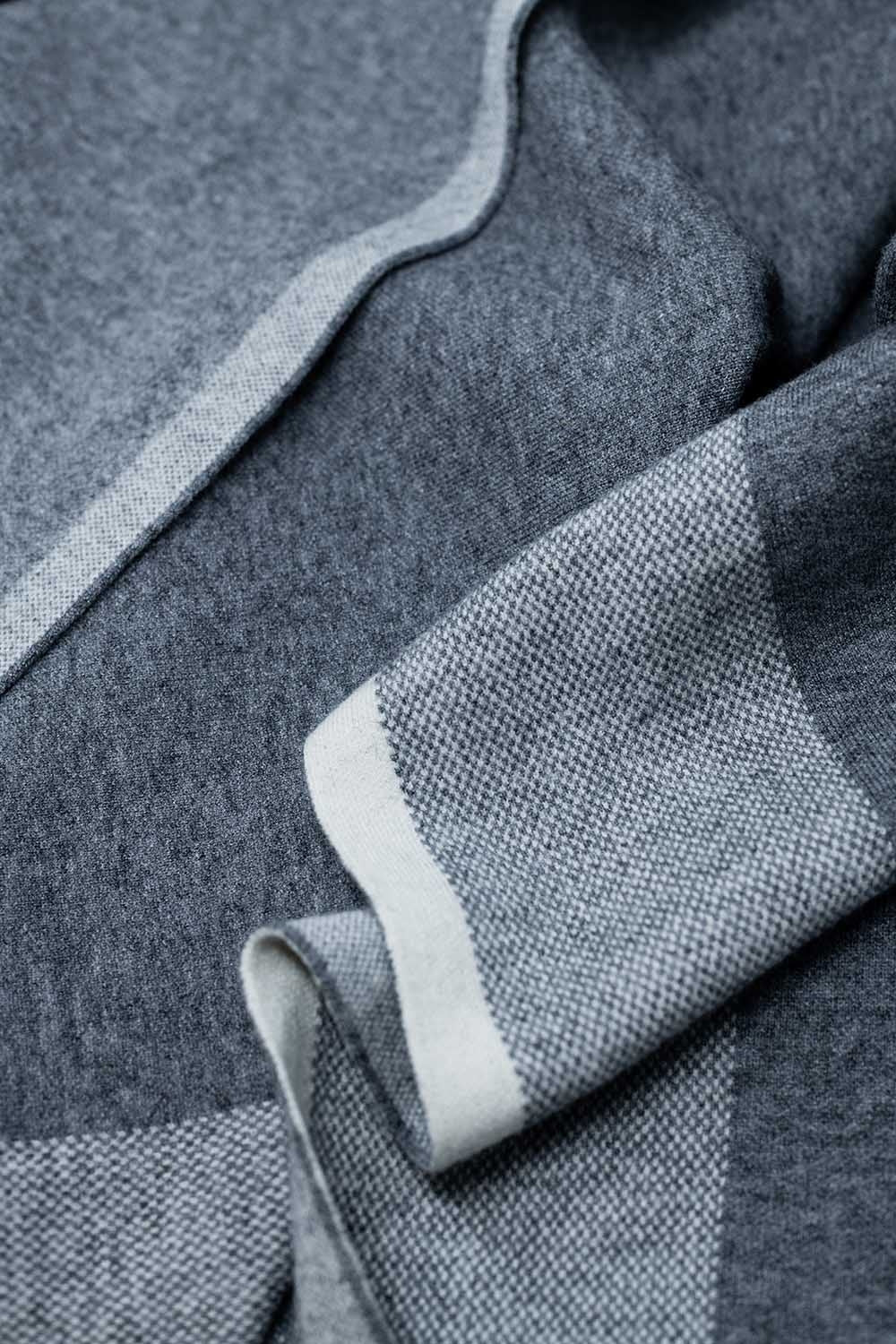 Poncho de malha em cinzento com acabamentos em cru