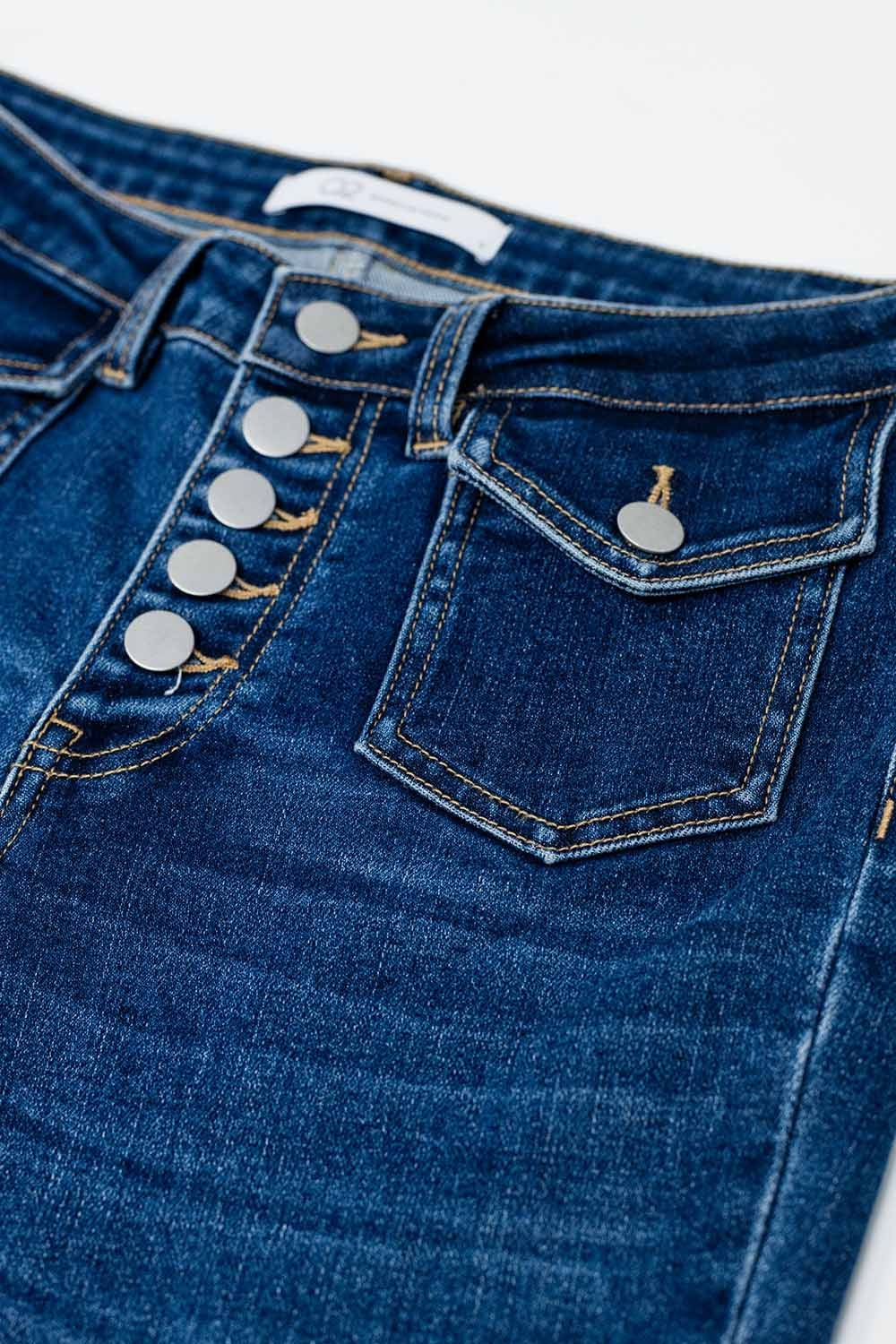 calças jeans flare com lavagem média e bolsos