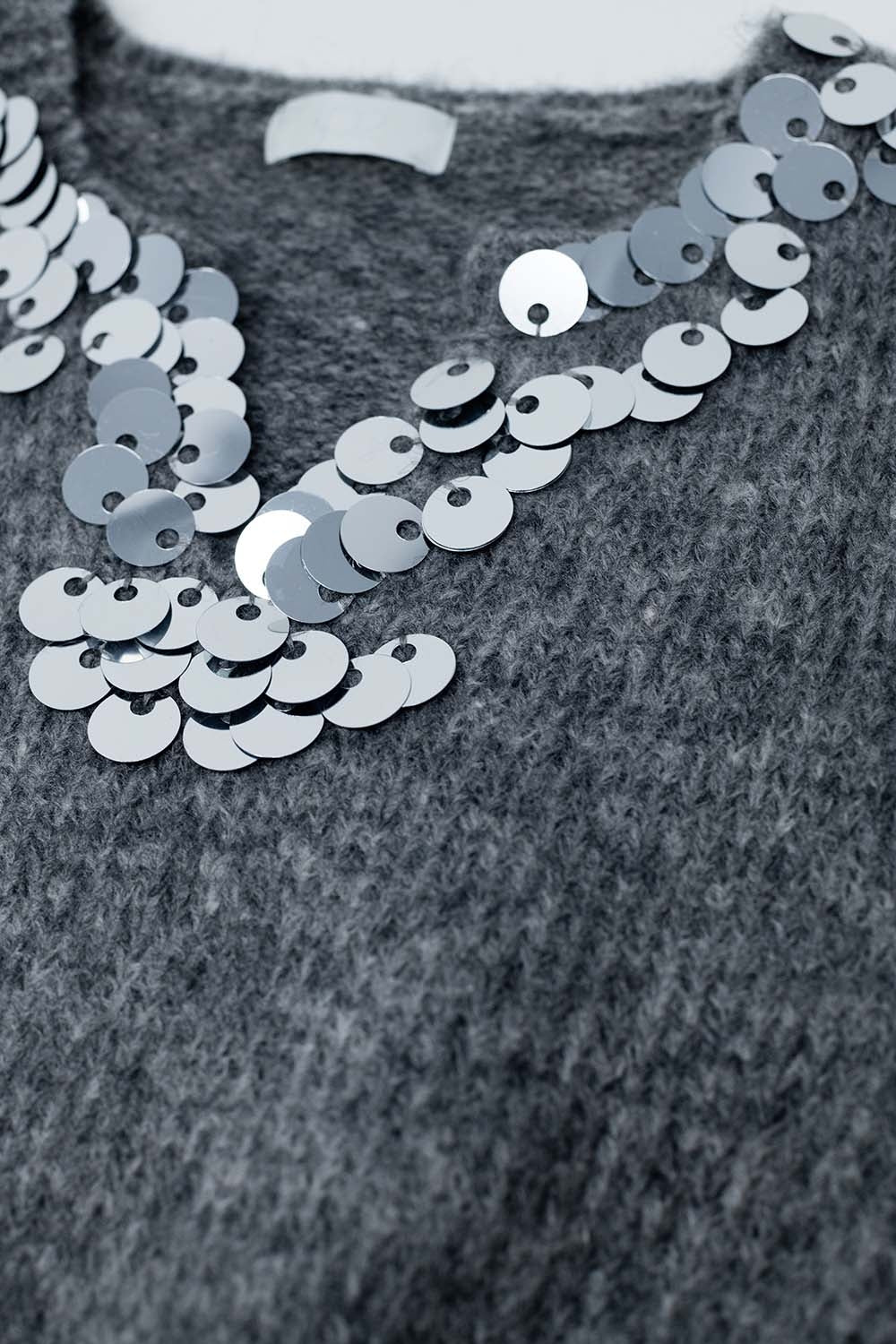 Camisola cinzenta com decote em V e pormenor de lantejoulas