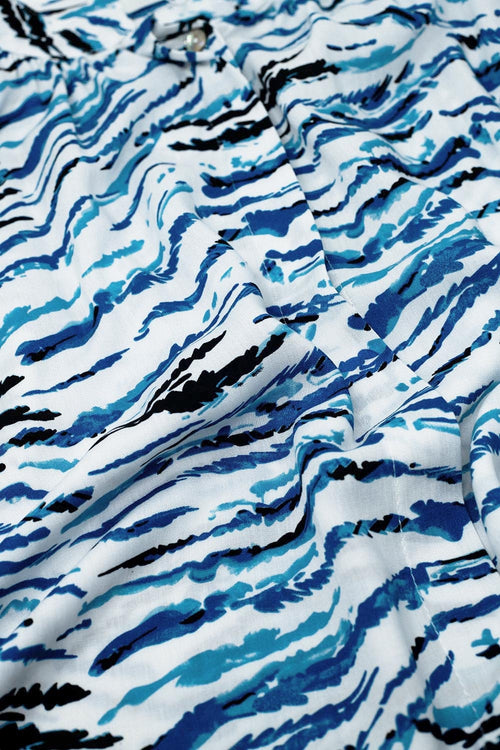Blusa branca com estampado animal azul e mangas compridas