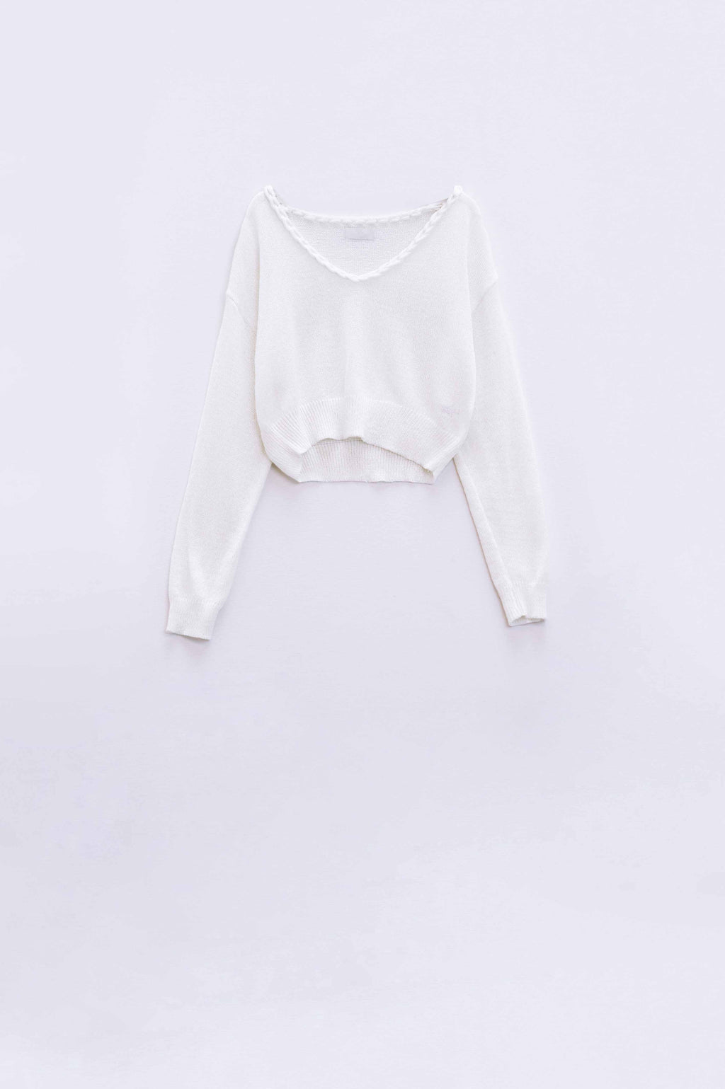 Camisola creme com decote em V largo e pormenores entrançados