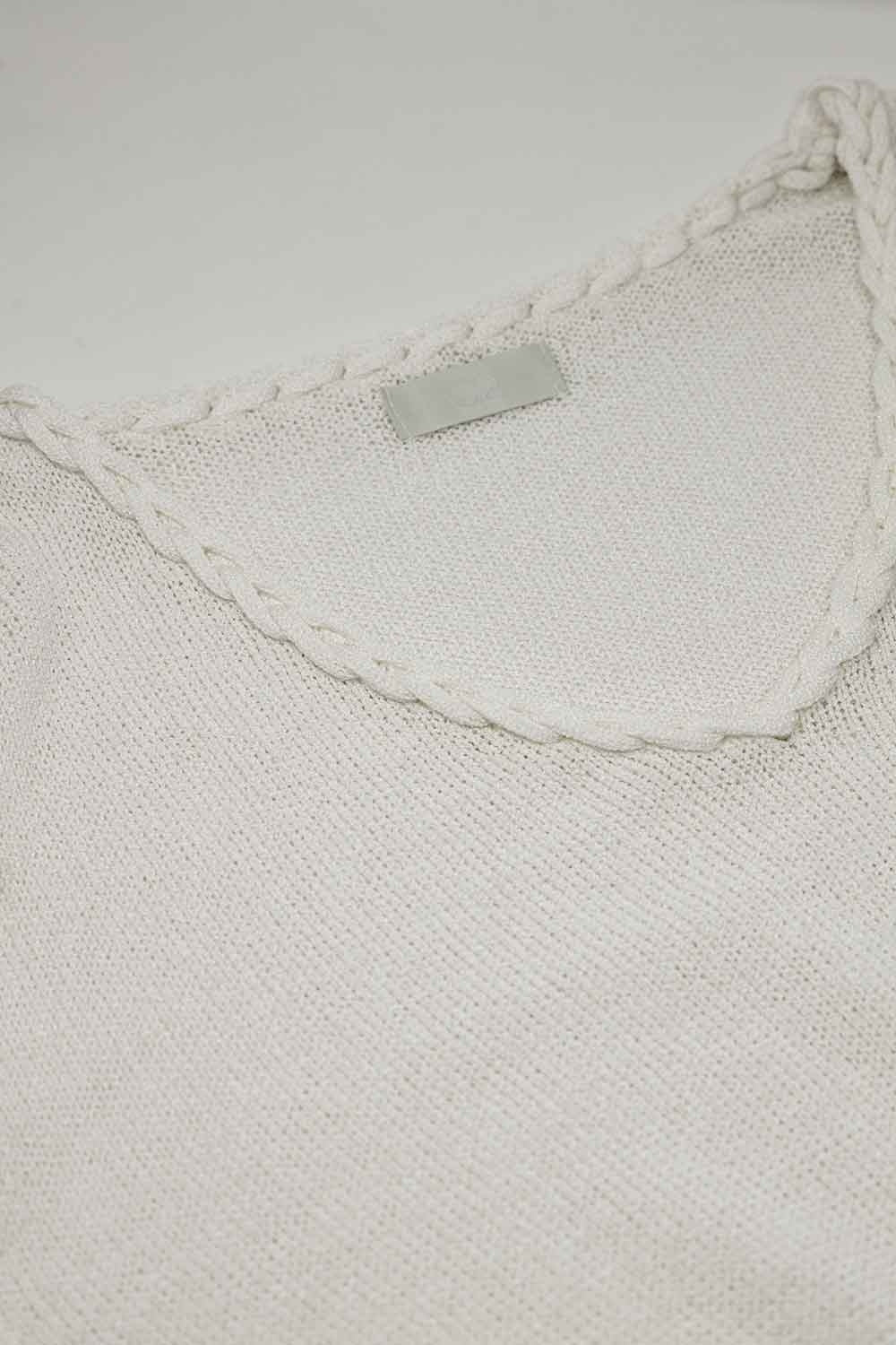 Camisola creme com decote em V largo e pormenores entrançados