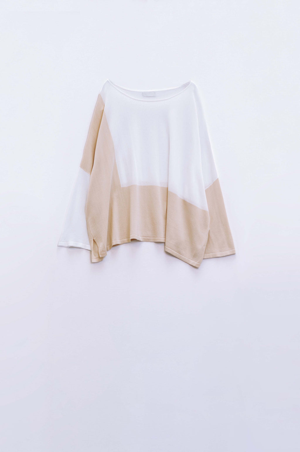 Suéter com blocos de cor e mangas de morcego em branco e bege