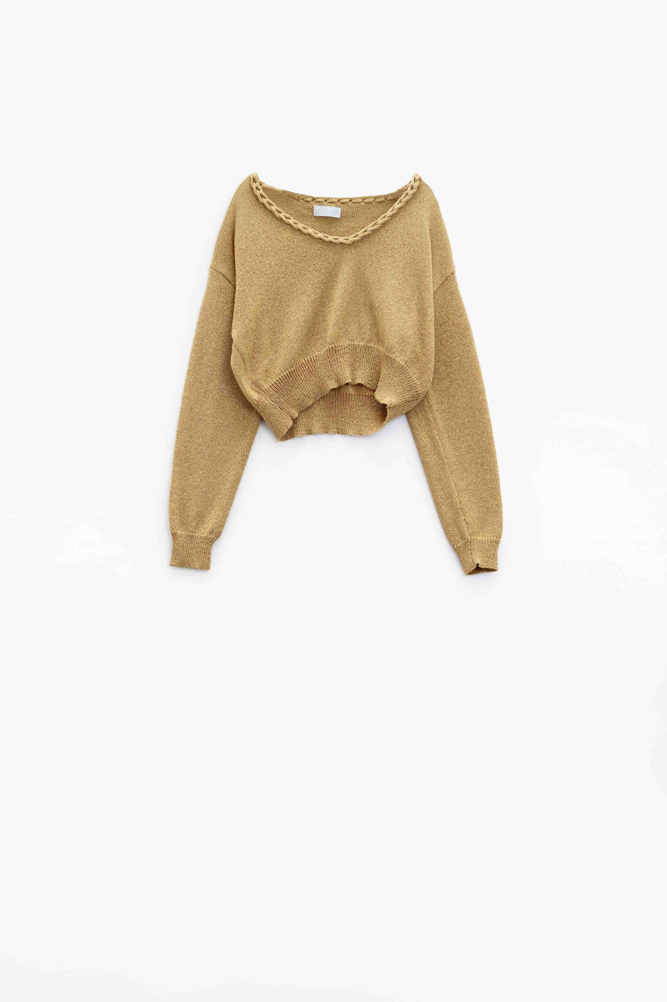 Camisola leve com decote em V largo e pormenores entrançados em dourado