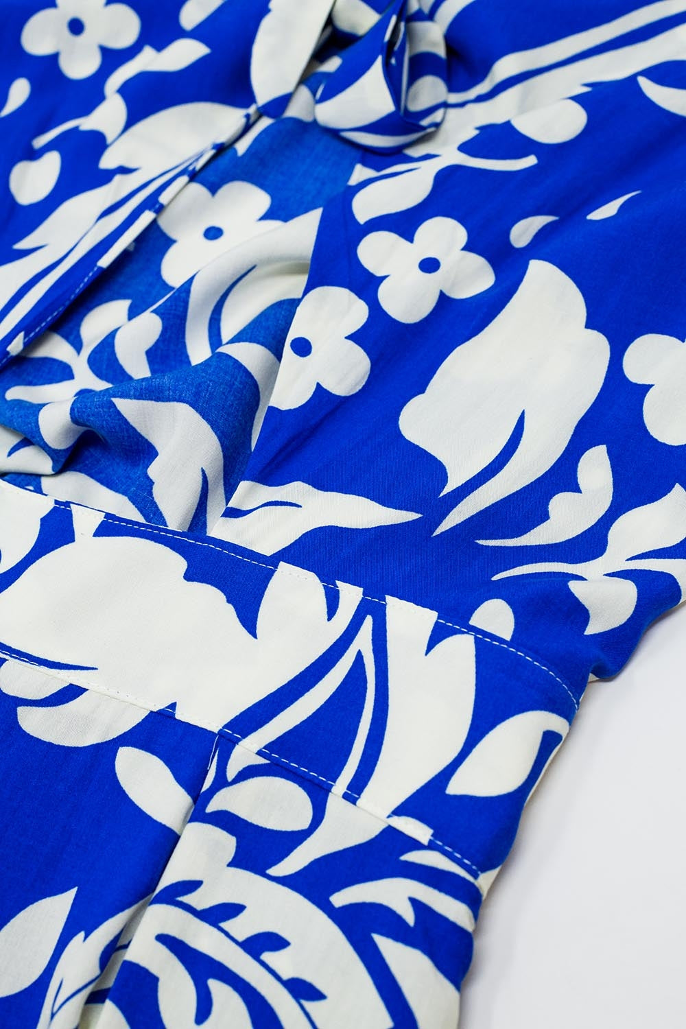 Macacão floral de manga curta com furo na frente em azul