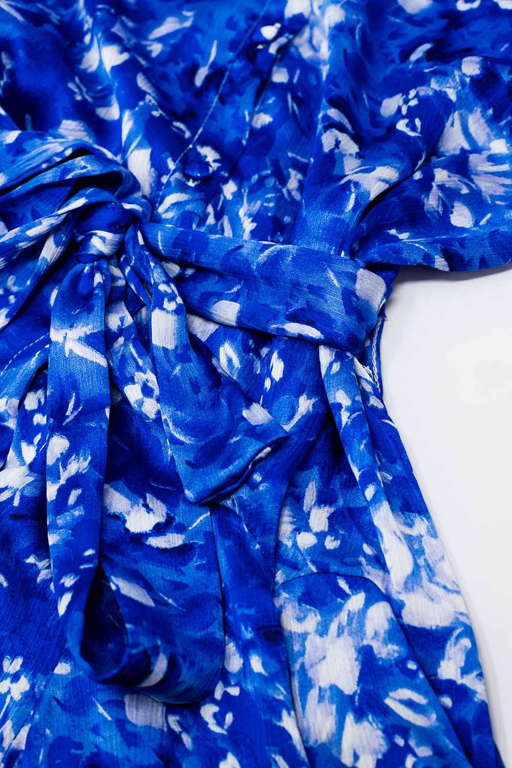 Vestido curto fluido com mangas de anjo em estampado abstrato azul