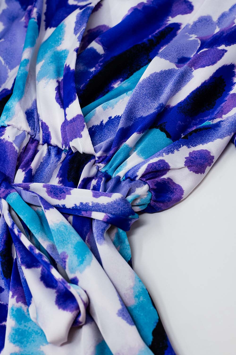 Vestido curto com mangas enroladas em azul e roxo Tie-dye