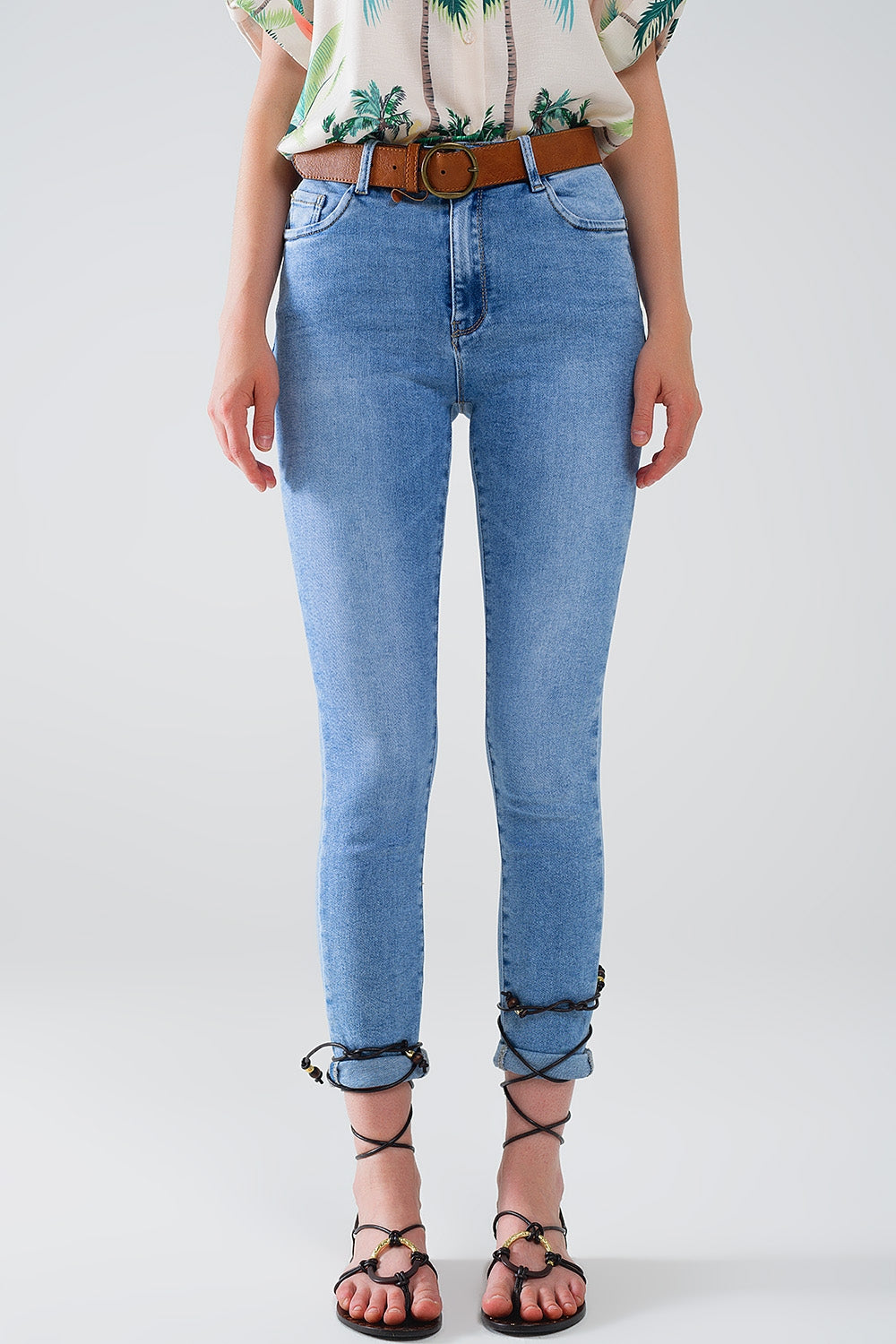 Calças de ganga super  skinny de cintura regular em lavagem clara com 5 bolsos