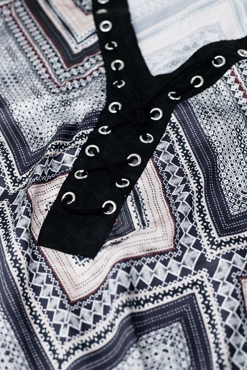 Camisa cinzenta com estampado geográfico e pormenor de laço cruzado no pescoço