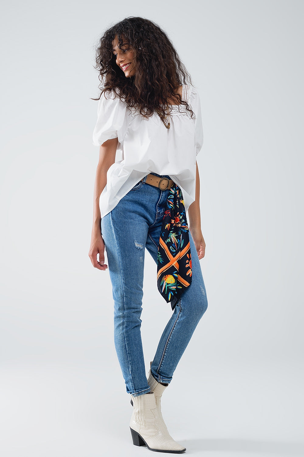 Calças de ganga super skinny esticadas em MIdwash com pormenores de desgaste