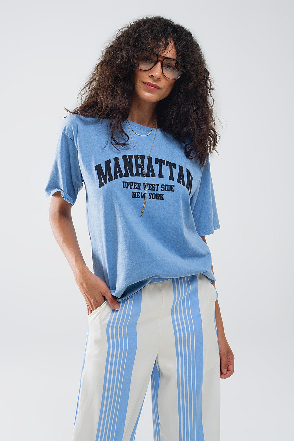 T-shirt azul com texto de Manhattan