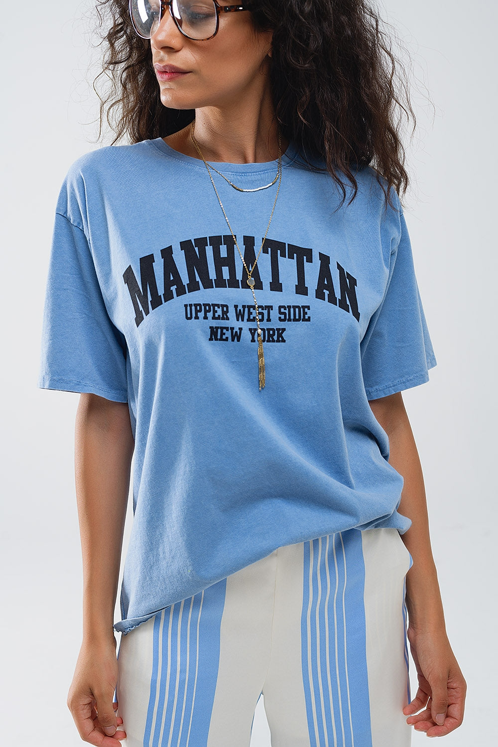 T-shirt azul com texto de Manhattan