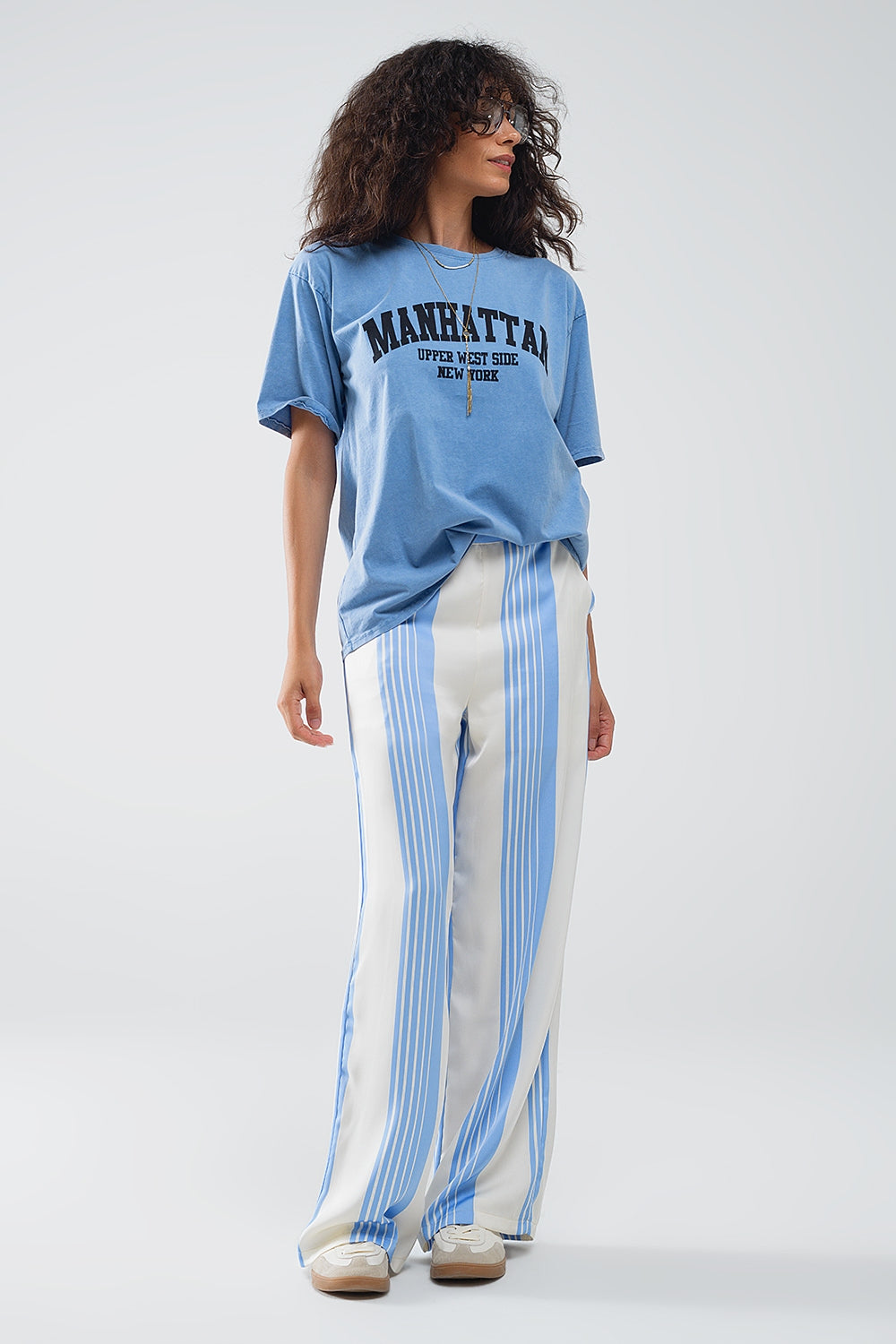 T-shirt azul com texto de Manhattan