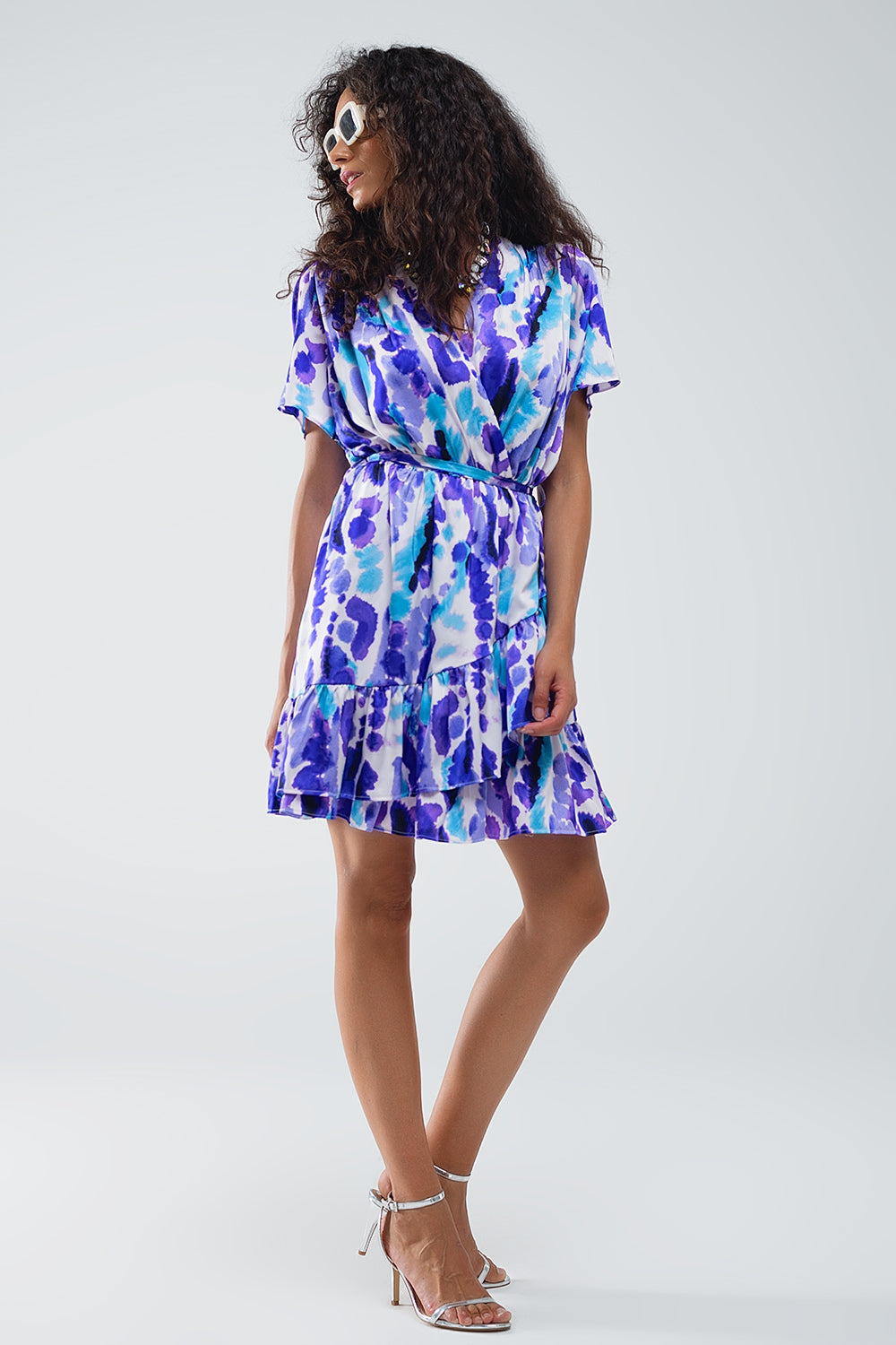 Vestido curto com mangas enroladas em azul e roxo Tie-dye