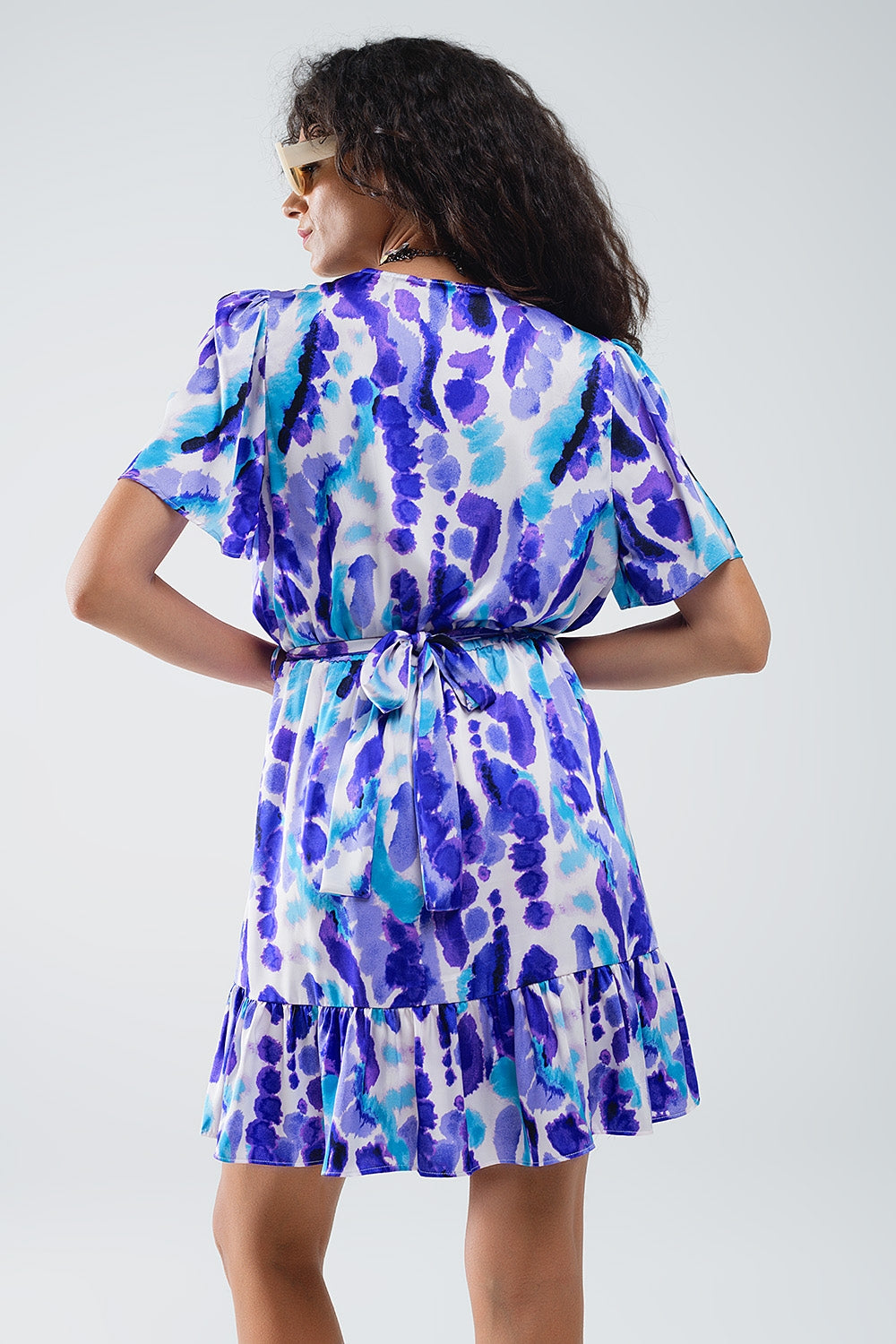 Vestido curto com mangas enroladas em azul e roxo Tie-dye