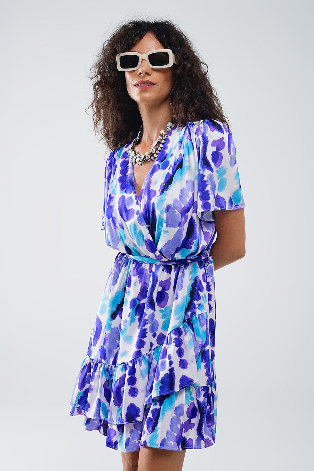 Vestido curto com mangas enroladas em azul e roxo Tie-dye