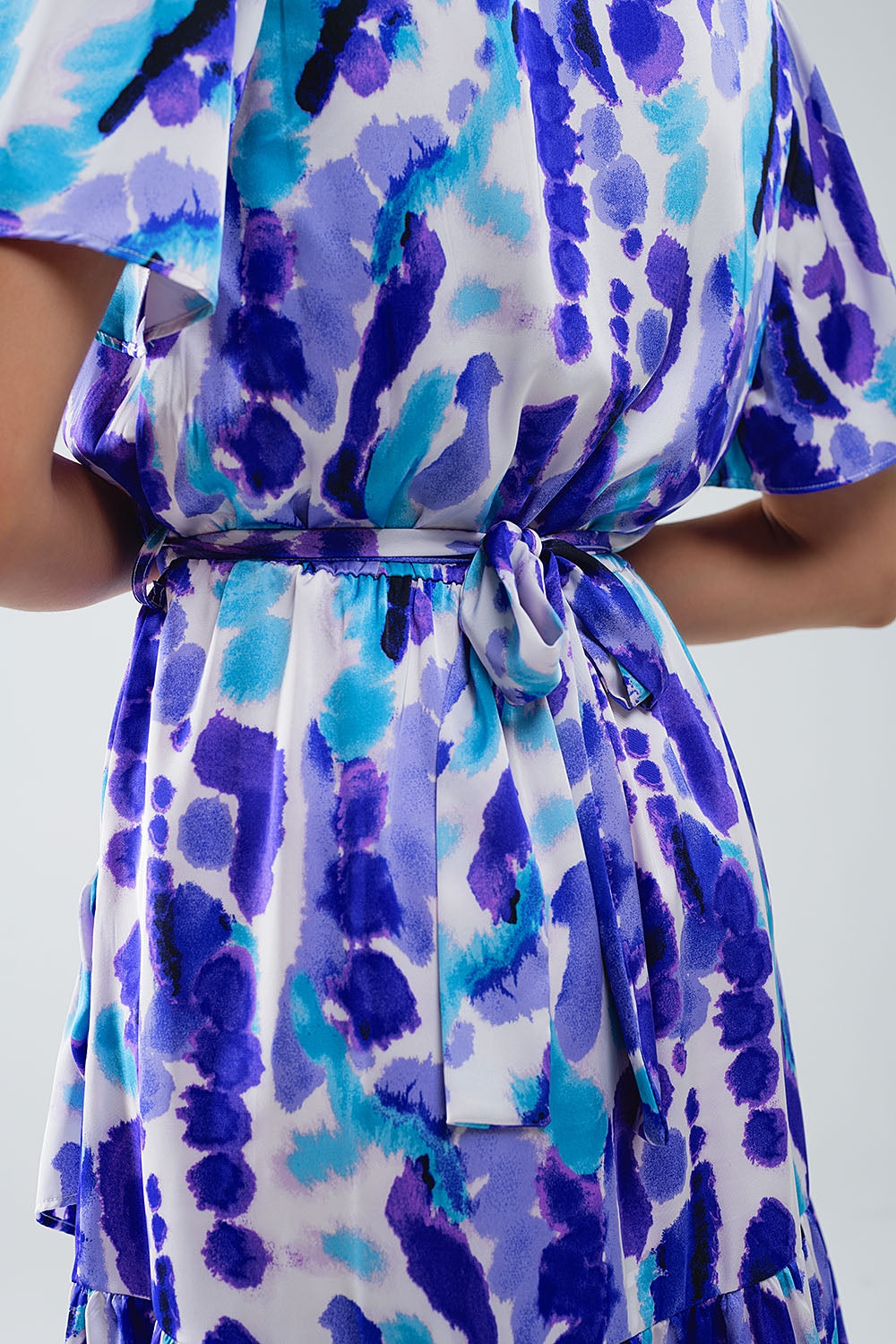 Vestido curto com mangas enroladas em azul e roxo Tie-dye
