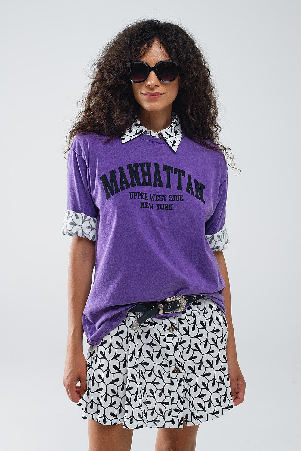 T-shirt roxo com texto de manhattan