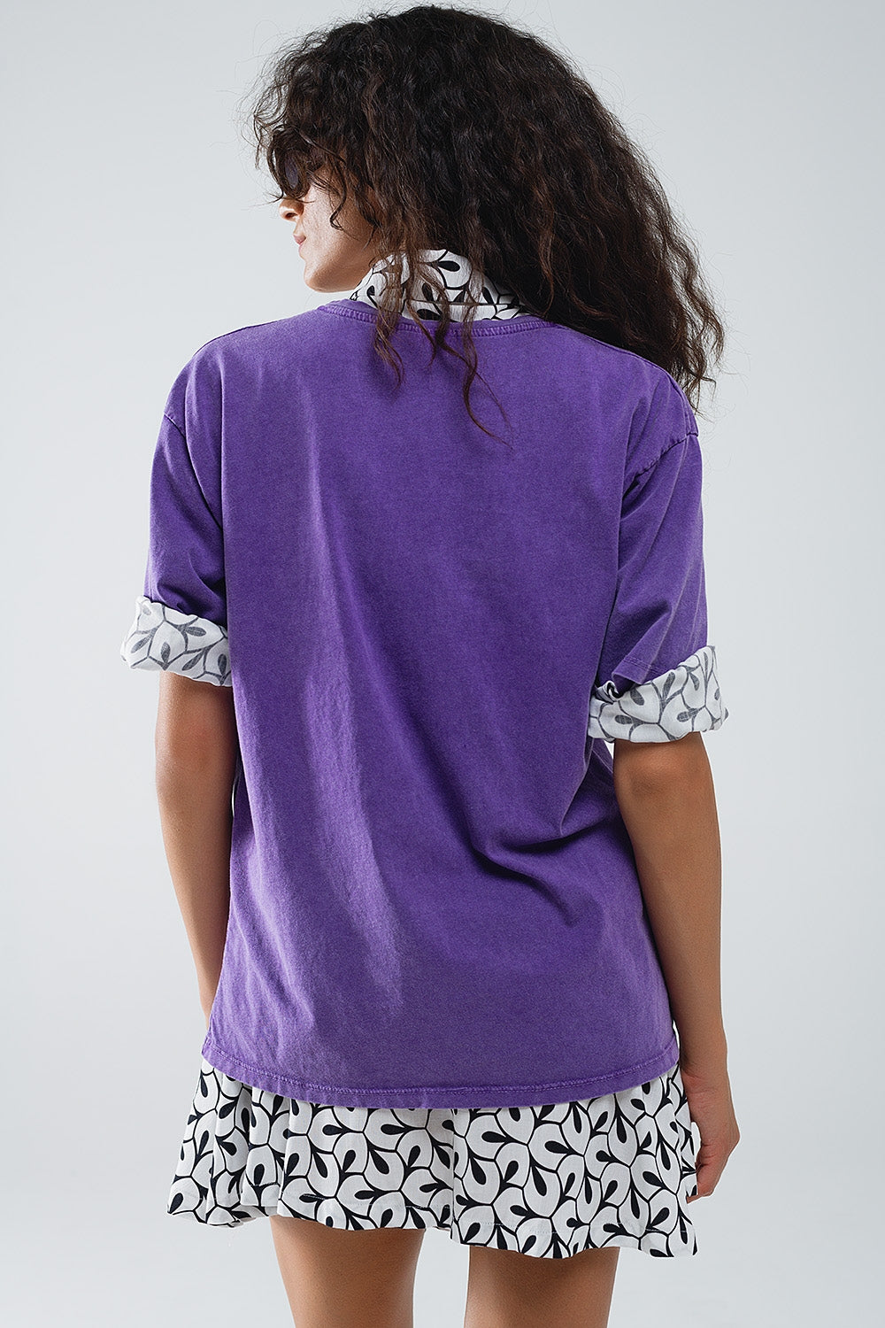 T-shirt roxo com texto de manhattan