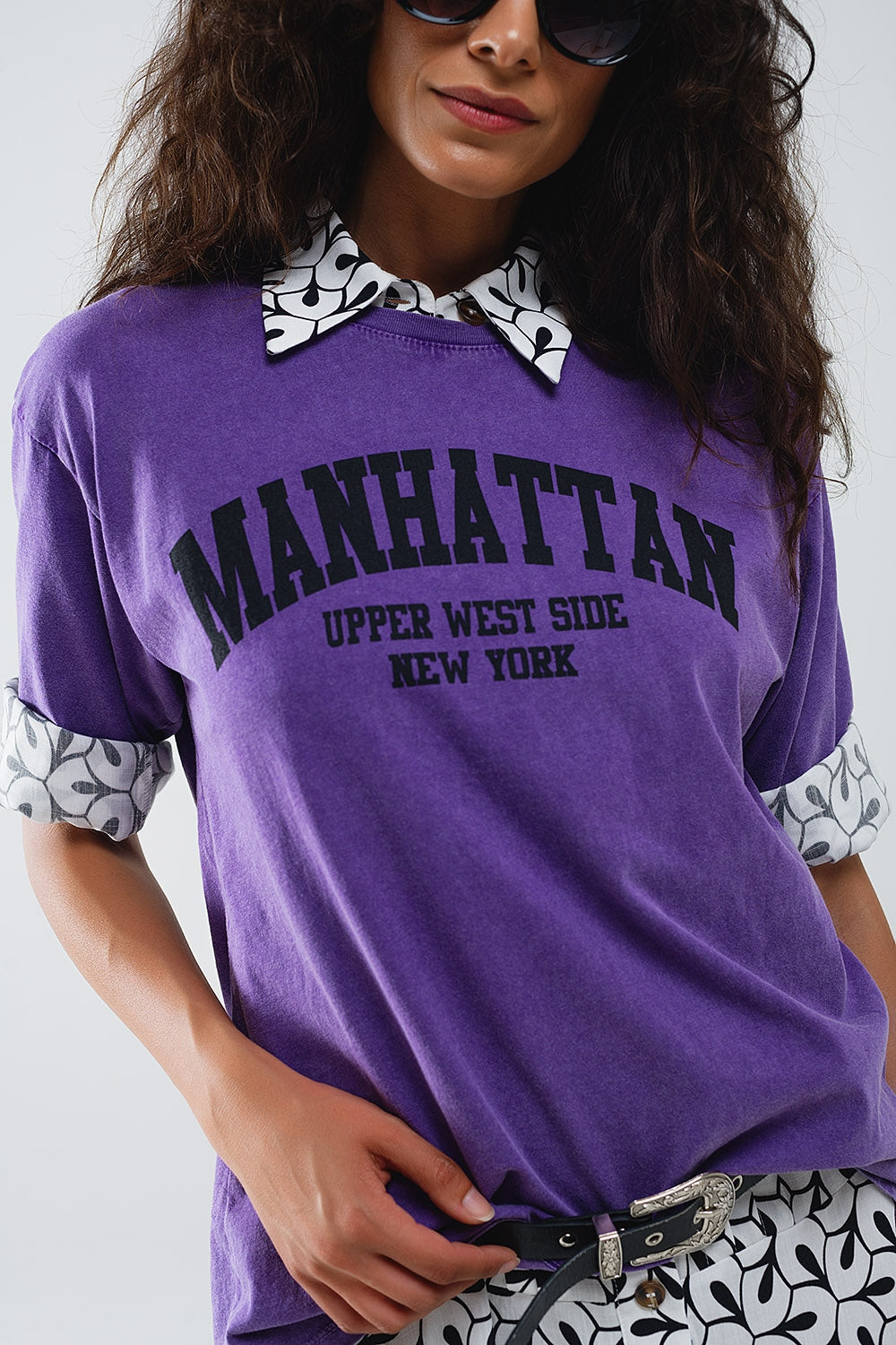 T-shirt roxo com texto de manhattan