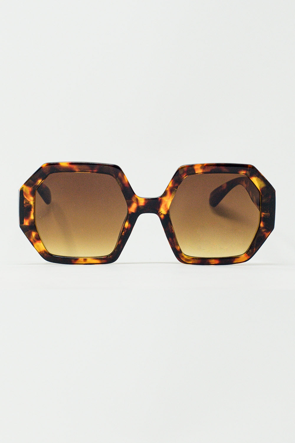 Óculos de sol hexagonais e oversized em tartaruga escura