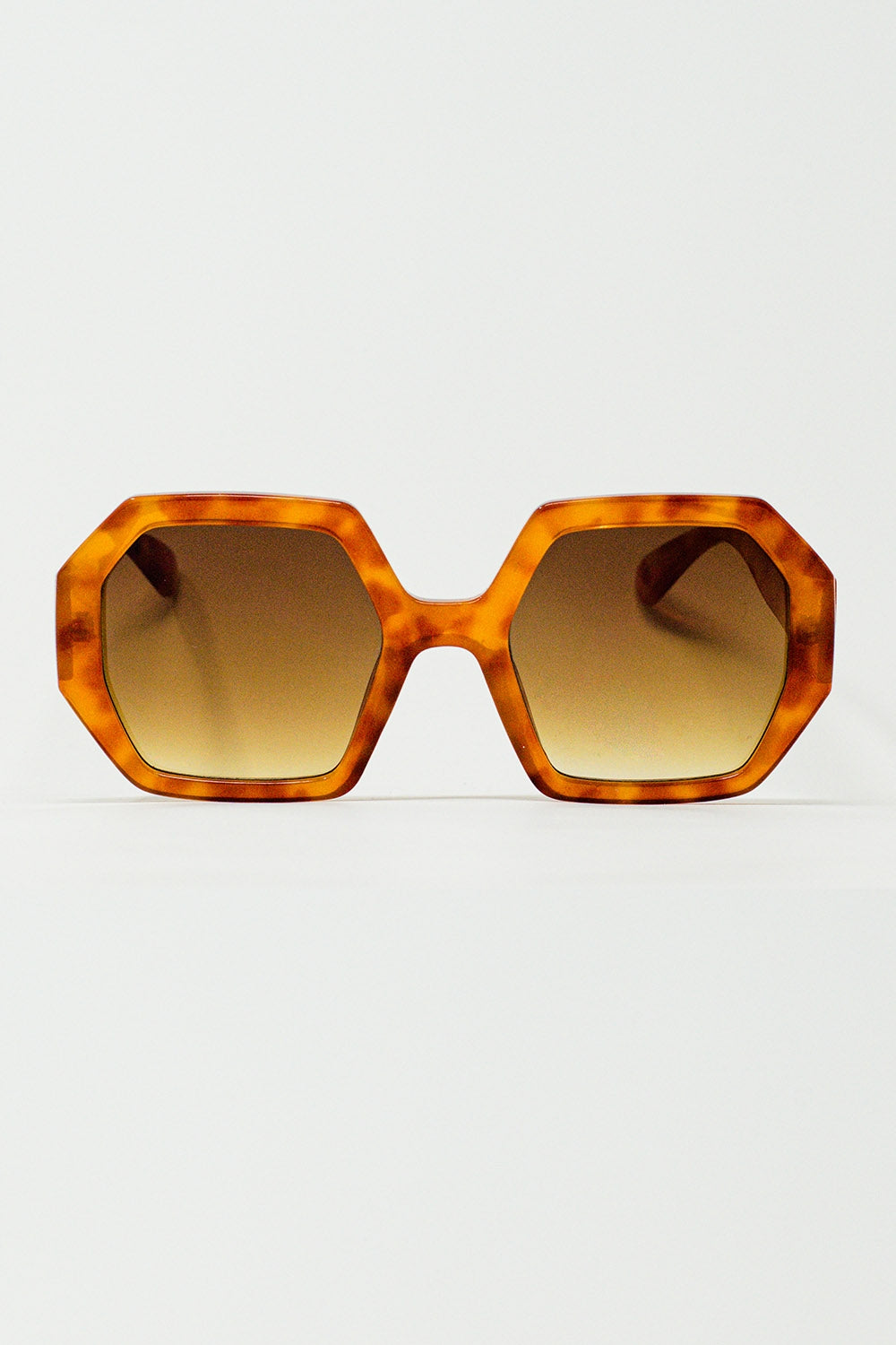 Óculos de sol hexagonais e oversized em tartaruga vintage