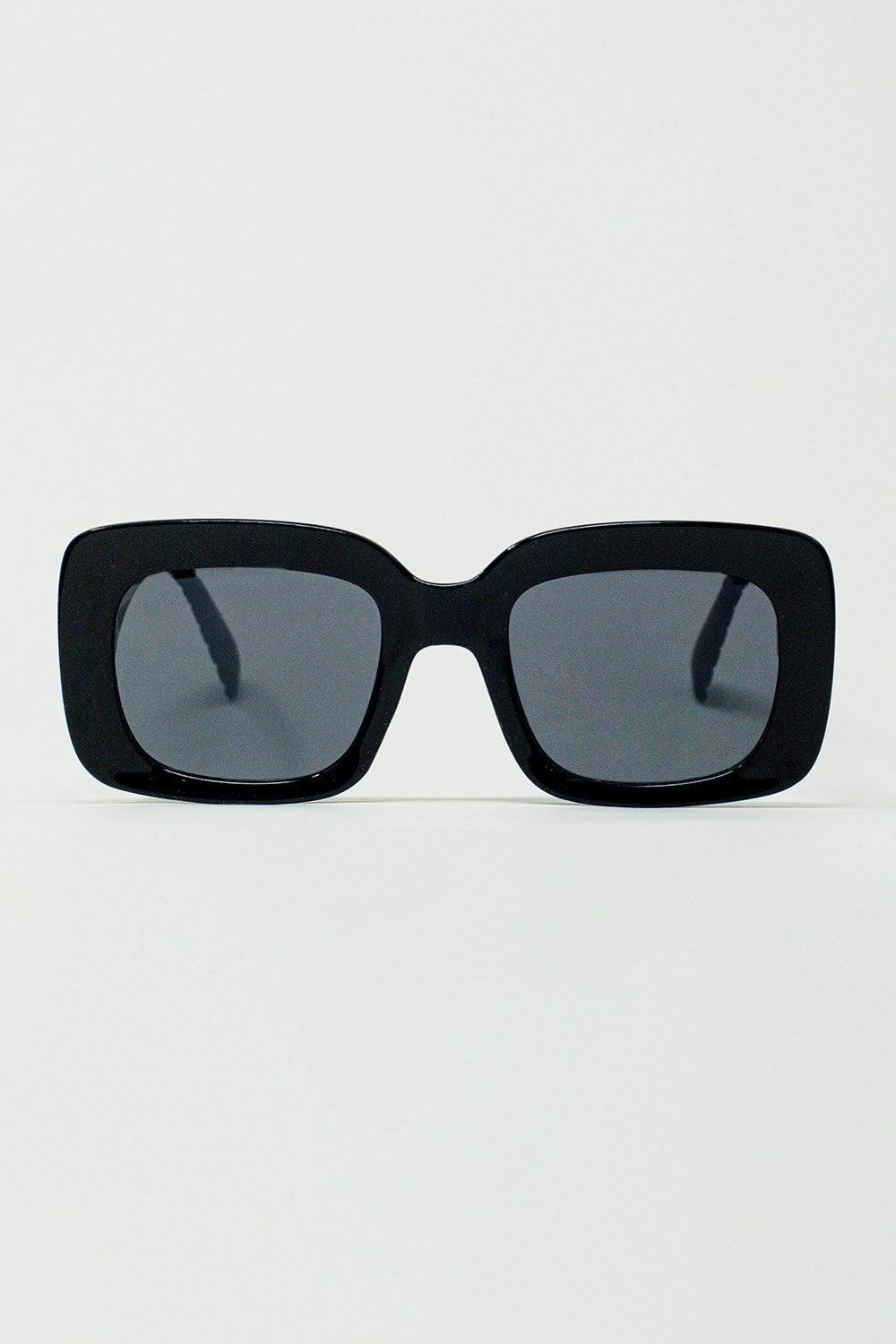 Óculos de sol ovalados com lentes esfumadas em preto