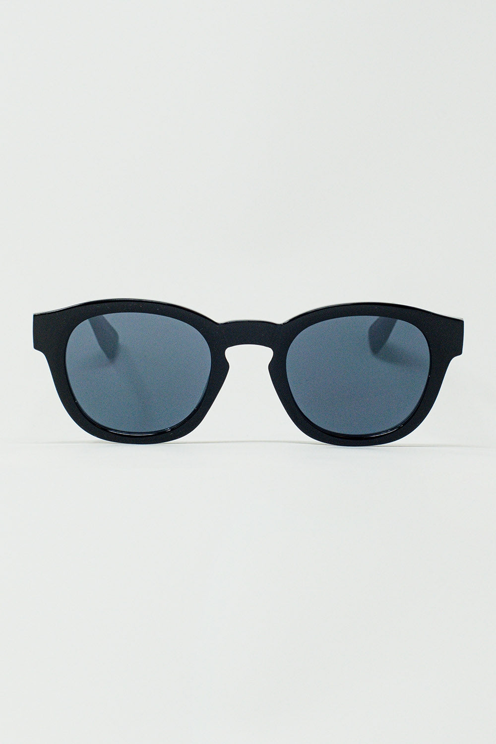 Óculos de sol redondos dos anos 90 com lentes de cor preta e armação preta