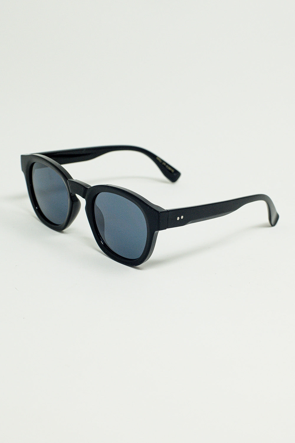Óculos de sol redondos dos anos 90 com lentes de cor preta e armação preta