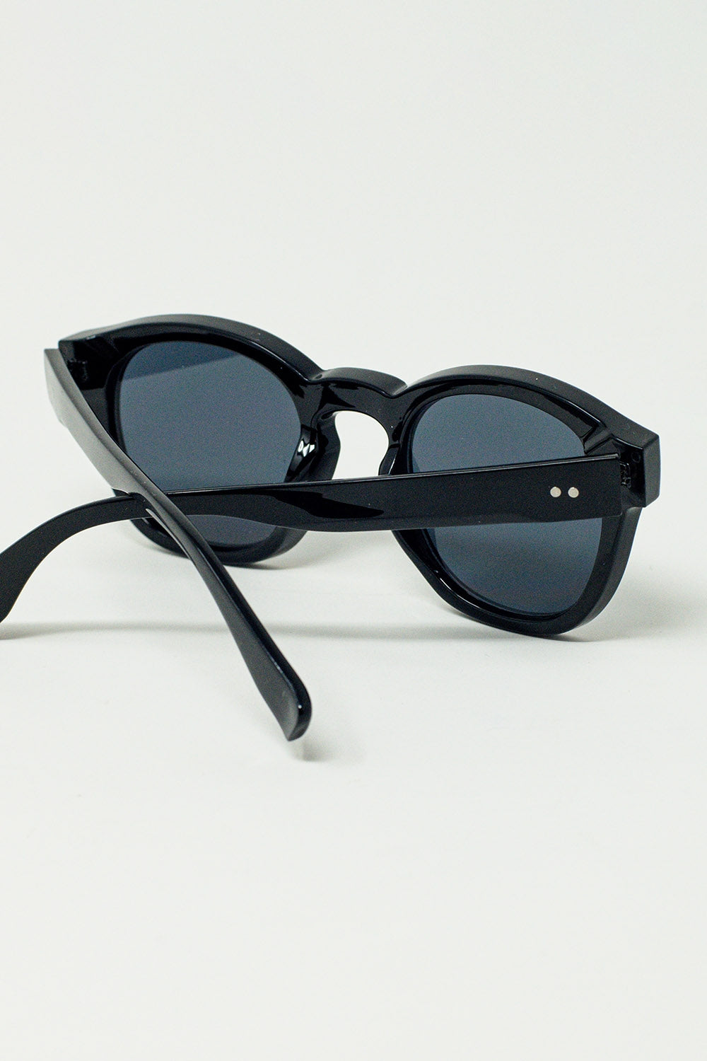 Óculos de sol redondos dos anos 90 com lentes de cor preta e armação preta