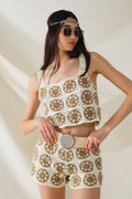 Top cropped de crochê com padrão de círculo em bege