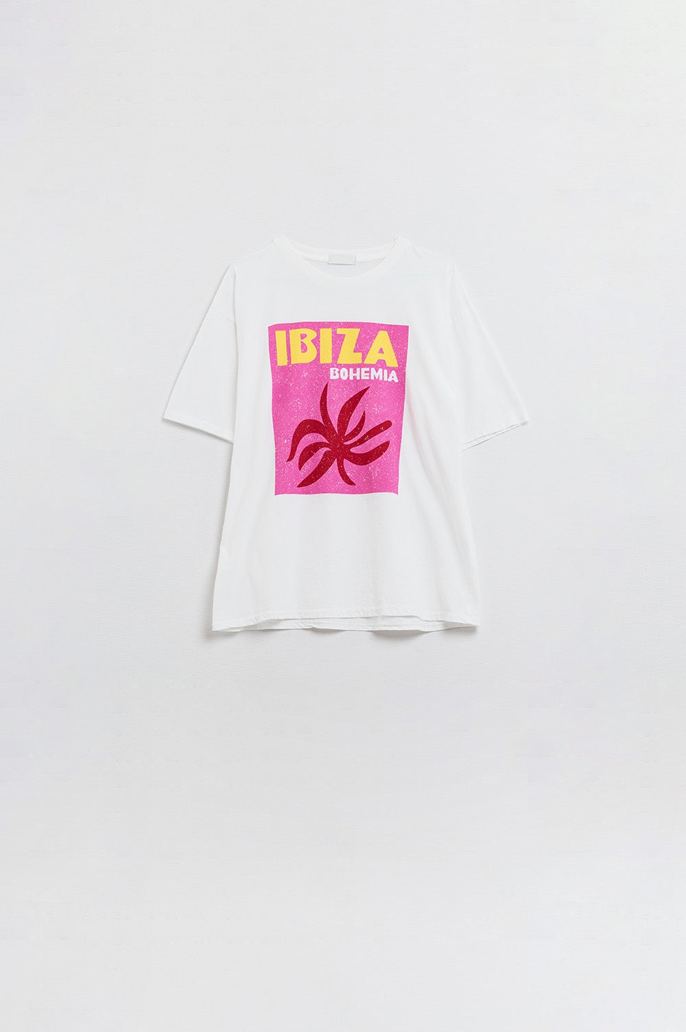 Camiseta Relaxada Branca Ibiza Bohemia Com Estampa Rosa