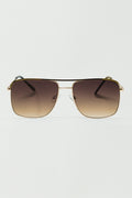 Óculos de sol clássicos de aviador com aros dourados em tom de bronze
