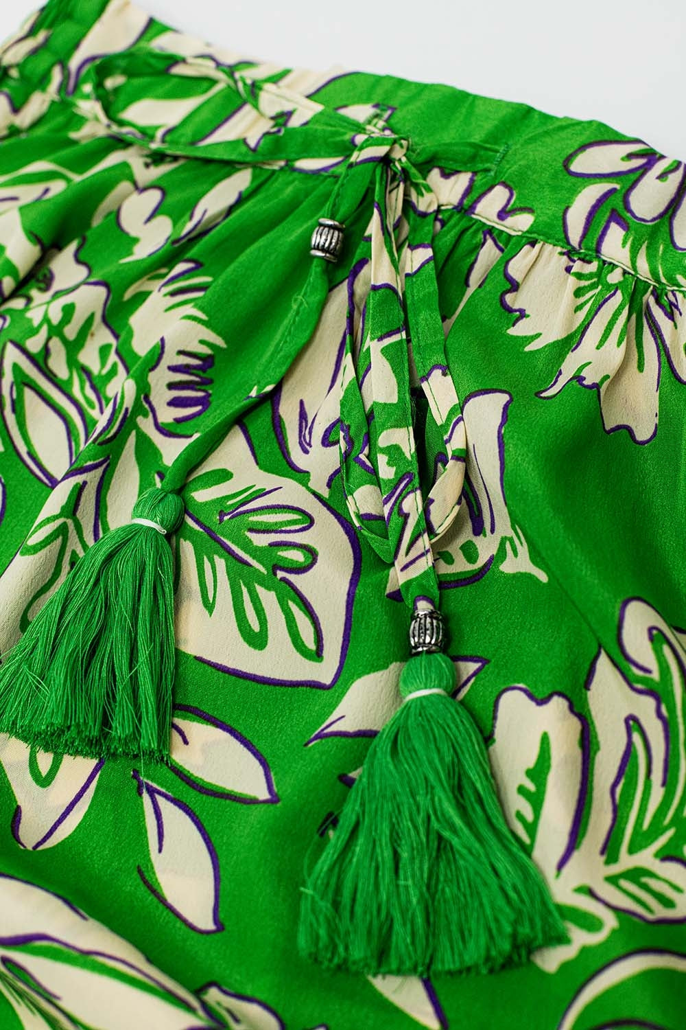 Saia maxi em camadas com estampado floral verde