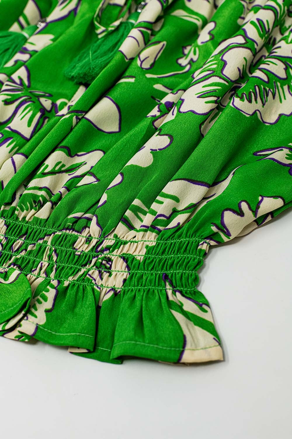 Top verde sem ombros com cintura elástica em estampado floral
