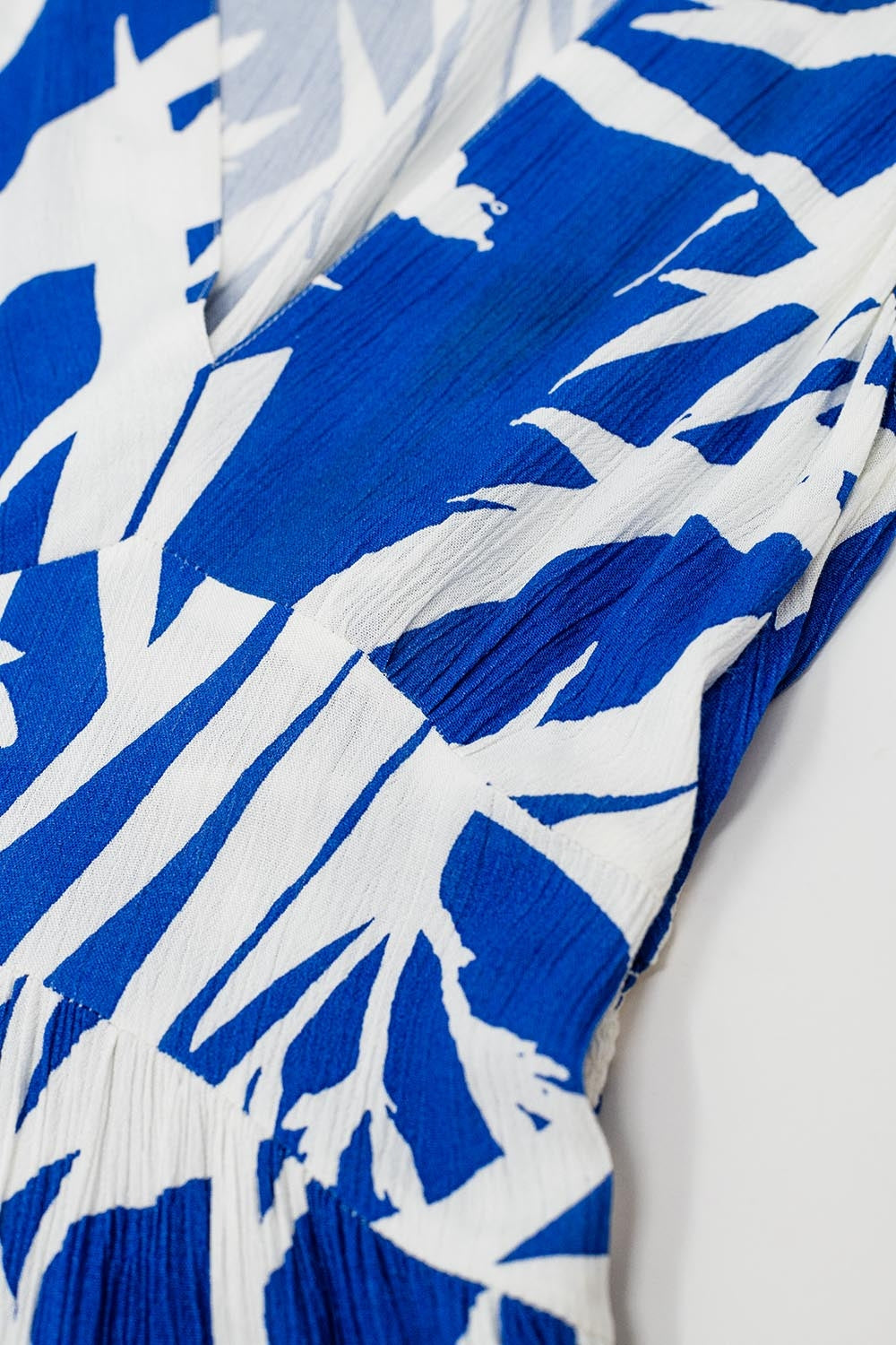 Vestido Maxi Tropical Print com decote em V e fenda em azul