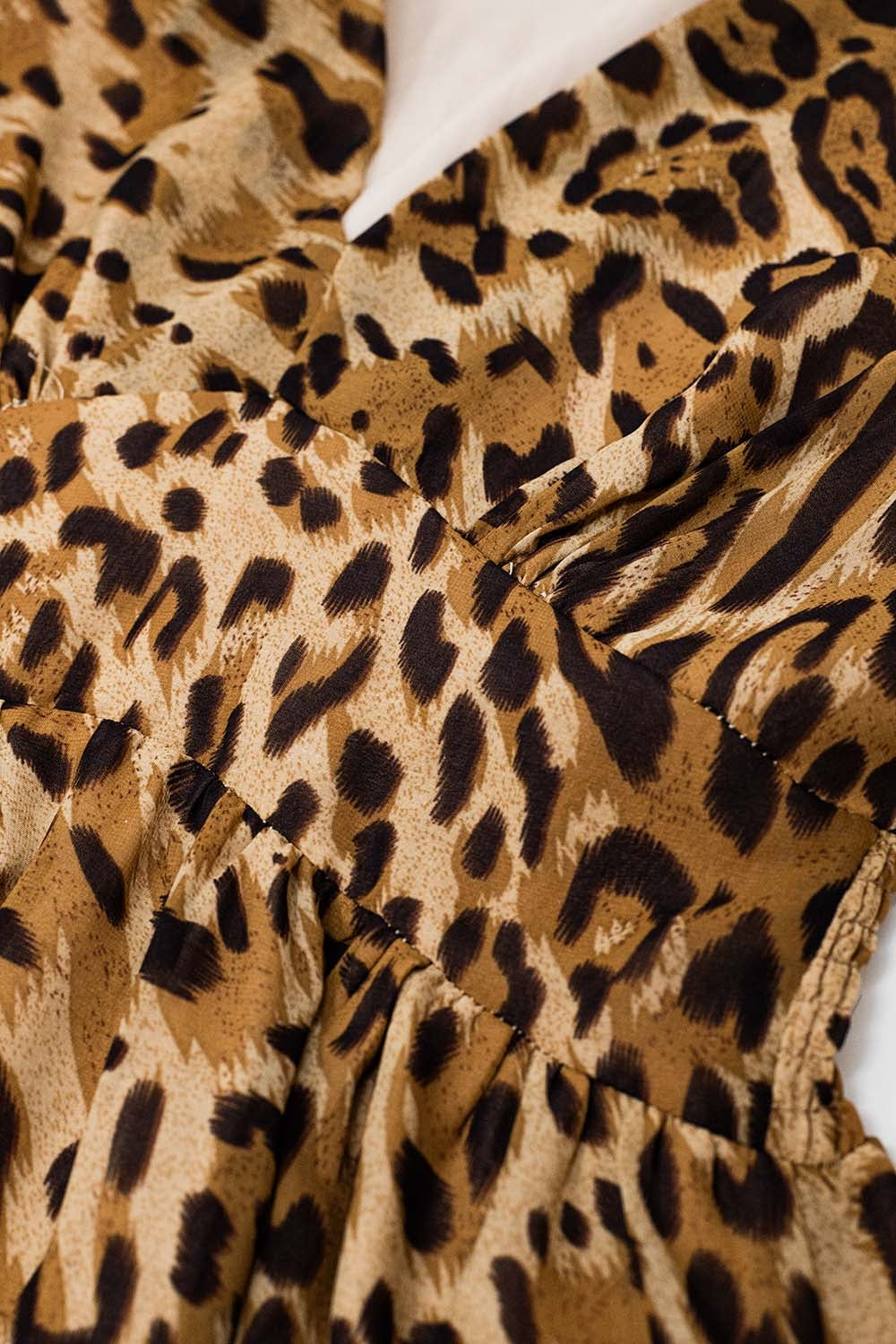 Vestido curto com estampado leopardo e cintura subida
